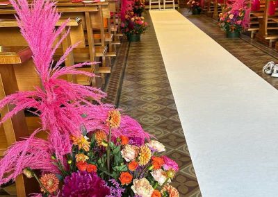 Allestimento Chiesa_panche_Nozze a Luglio_Fucsia, arancio e viva magenta_Antonella Amato Wedding Planner